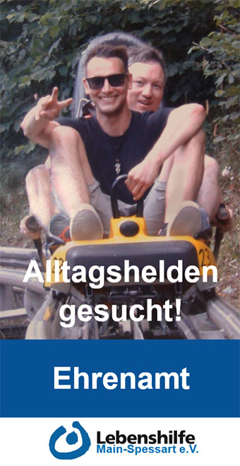 Zwei Jugendliche fahren mit der Rodelbahn.