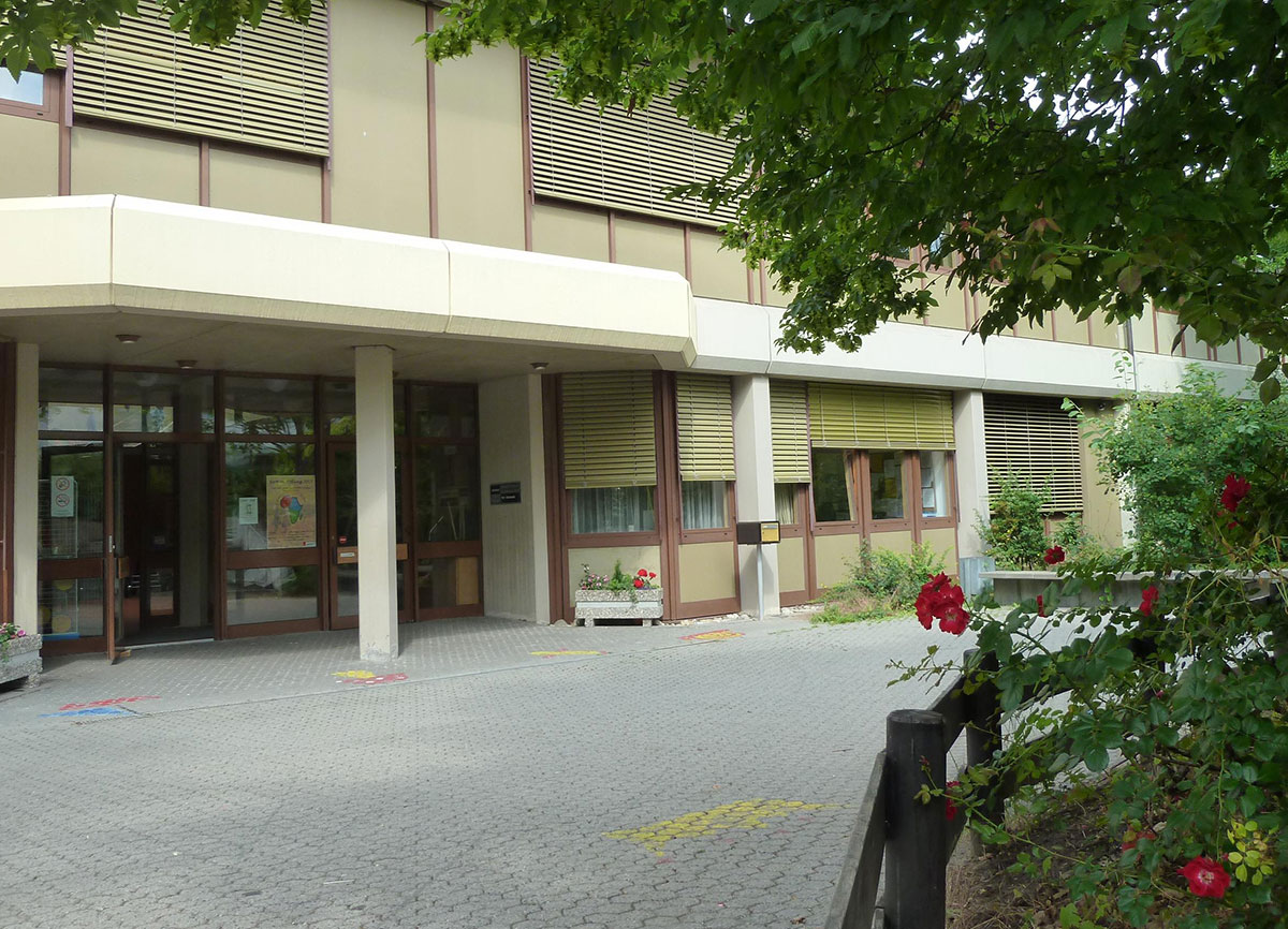 karlsatds-Landskronenstr-b Gebäudeeingang des Leo-Weismantel-Förderzentrums in Karlstadt.