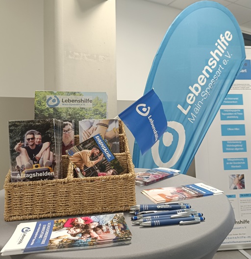 Infostand mit ausliegenden Prospekten und Informationsmaterial der Offenen Hilfen.