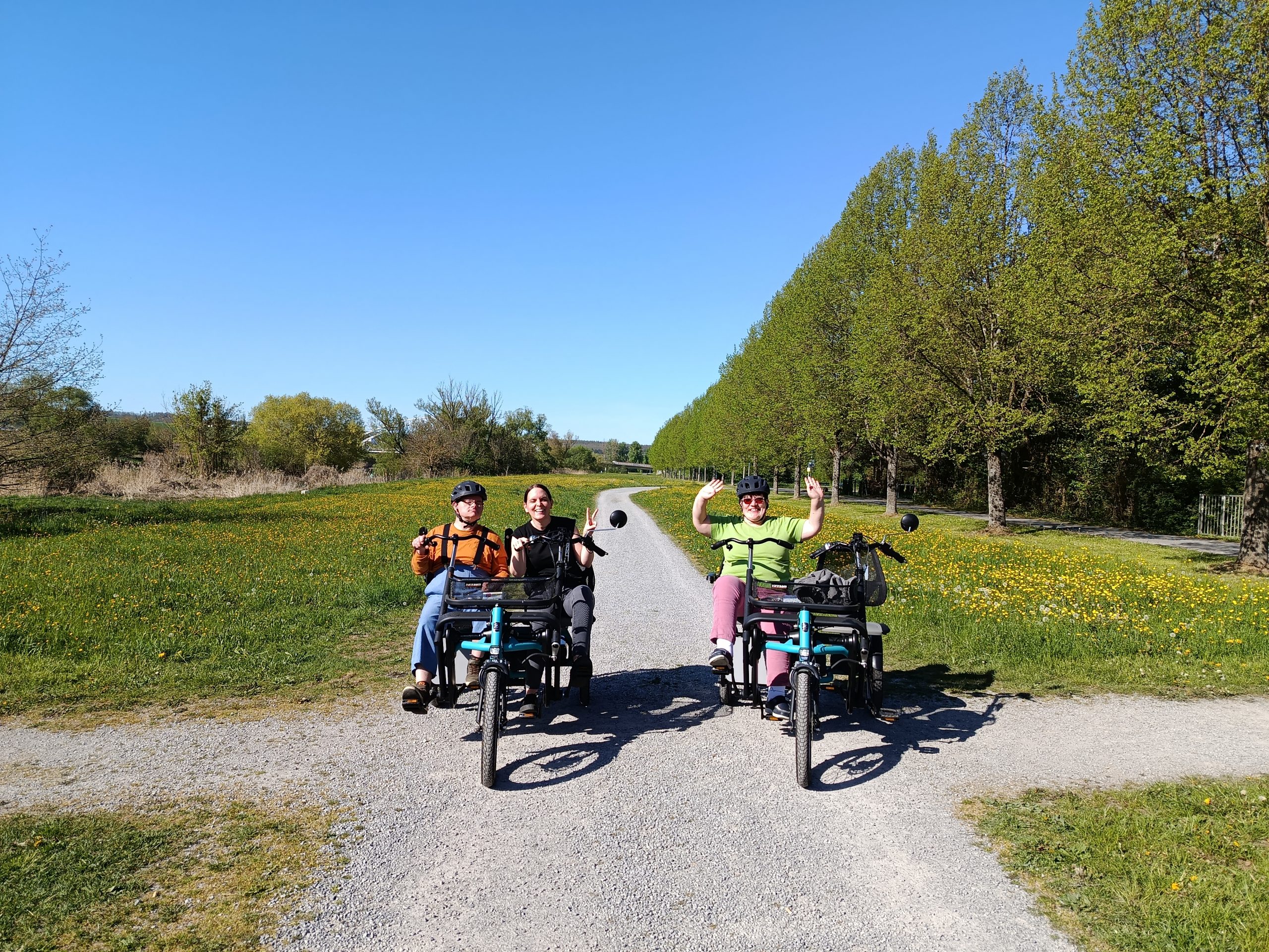 Fahrradtour3 Dr. Georg Hanen (links) Vorsitzender des Lebenshilfe-Vereins und Lebenshilfe-Geschäftsführer Rüdiger Hohe (rechts) dankten Josef Blenk (Mitte) für 50 Jahre Treue zur Lebenshilfe Main-Spessart.