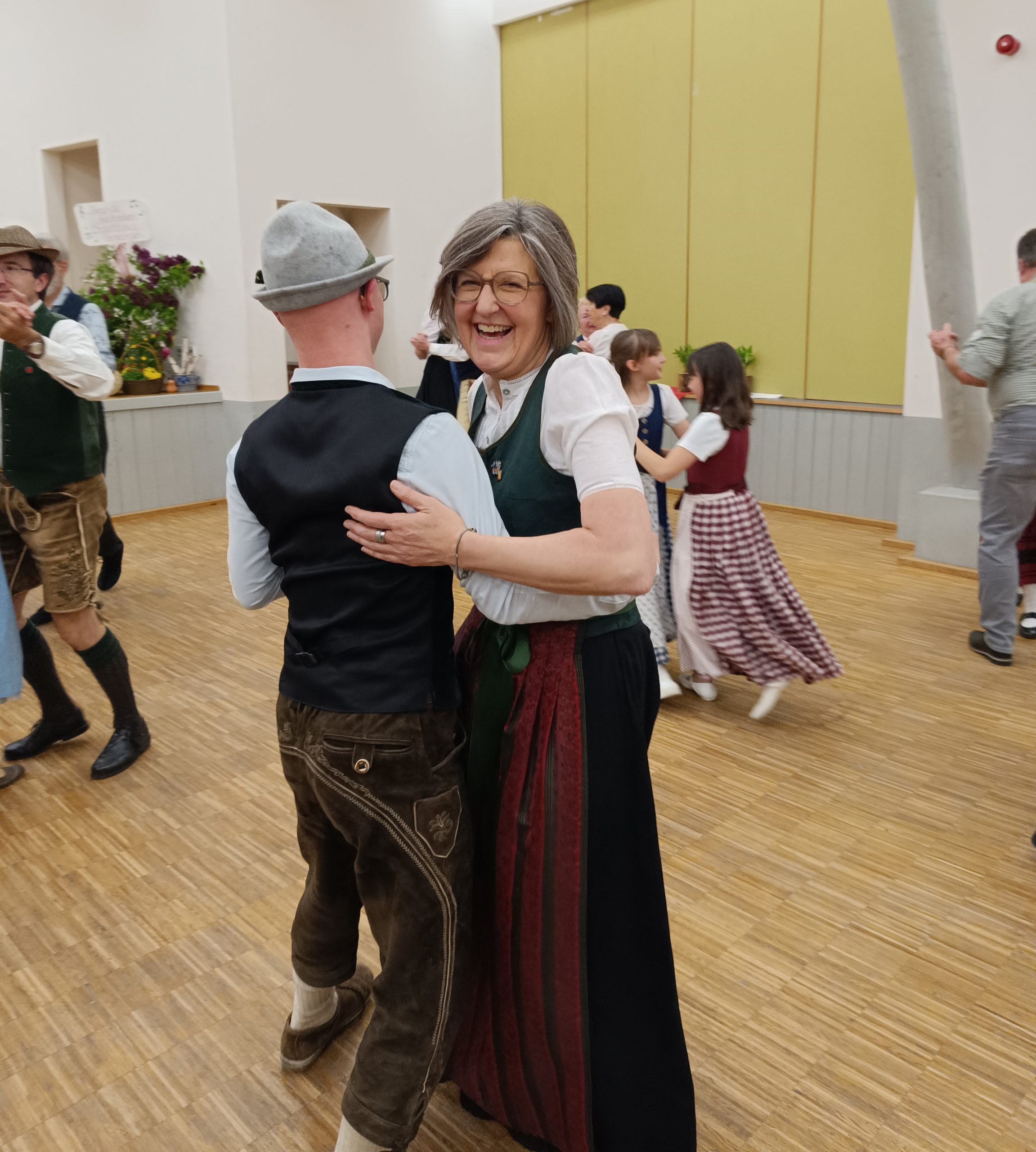 OH_Tanzabend Dr. Georg Hanen (links) Vorsitzender des Lebenshilfe-Vereins und Lebenshilfe-Geschäftsführer Rüdiger Hohe (rechts) dankten Josef Blenk (Mitte) für 50 Jahre Treue zur Lebenshilfe Main-Spessart.
