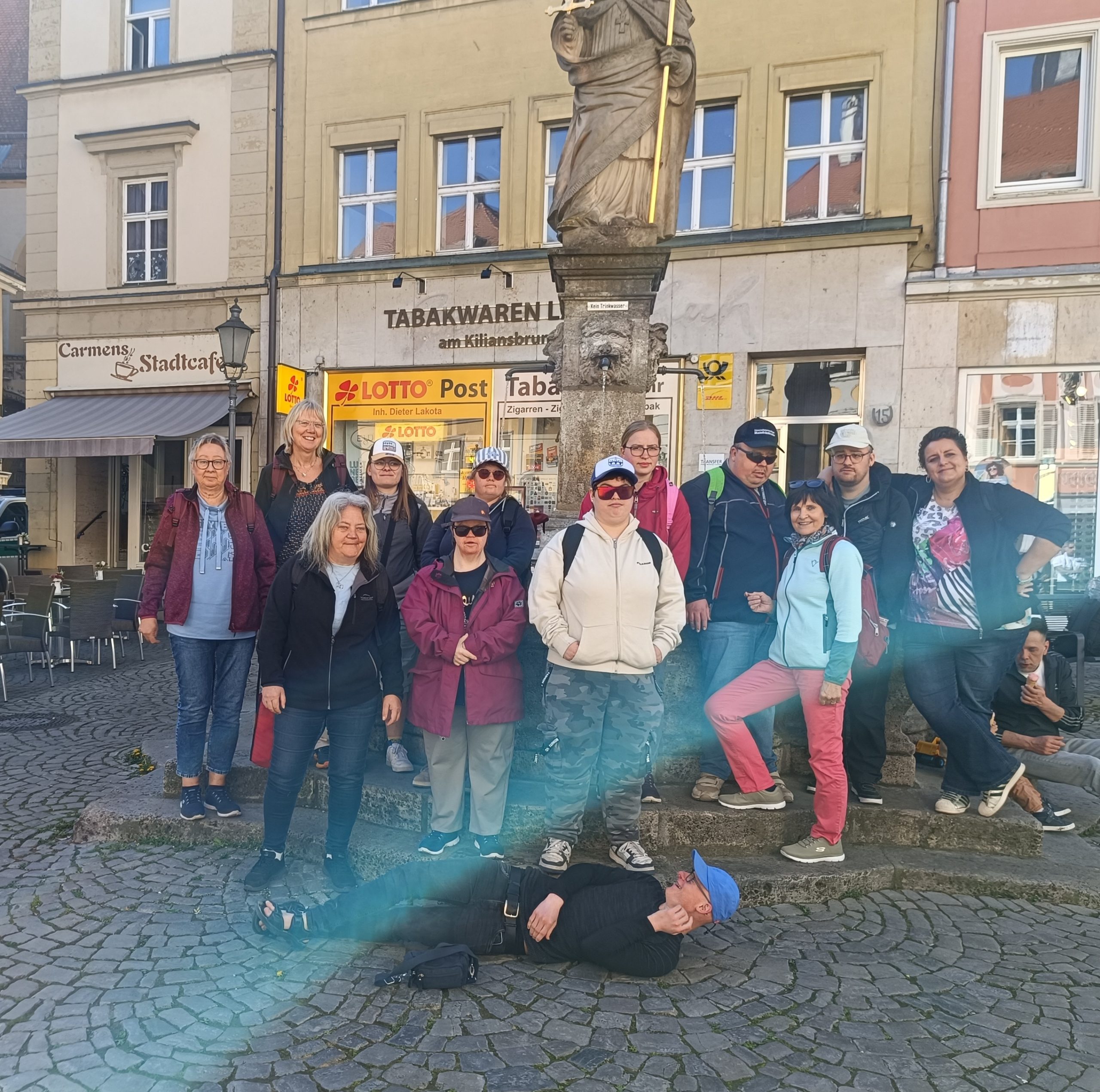 OH_Schwanberg Dr. Georg Hanen (links) Vorsitzender des Lebenshilfe-Vereins und Lebenshilfe-Geschäftsführer Rüdiger Hohe (rechts) dankten Josef Blenk (Mitte) für 50 Jahre Treue zur Lebenshilfe Main-Spessart.