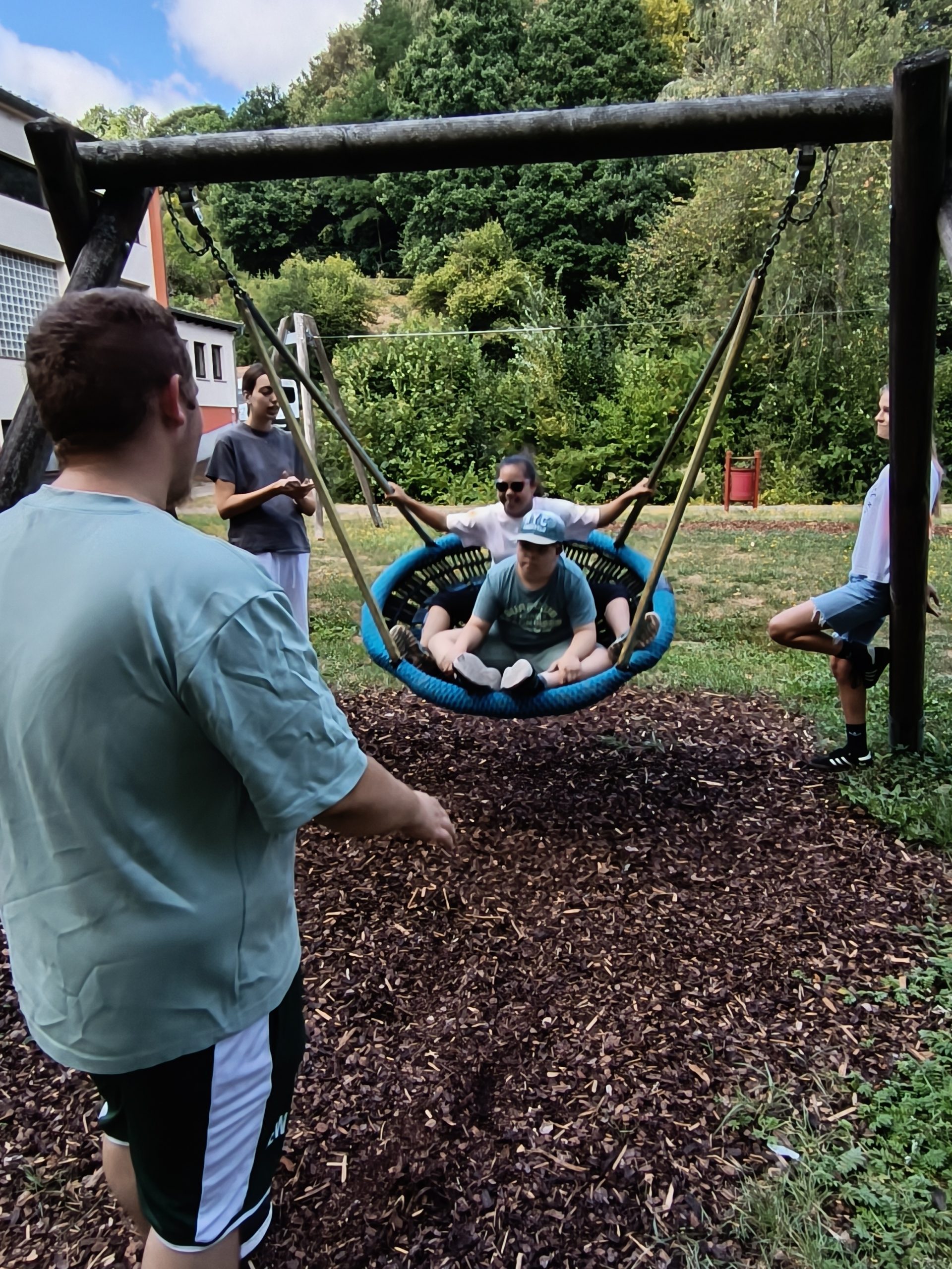„Endlich Ferien – raus in die Natur!“ Unter diesem Motto startete die erste Ferienwoche der Offenen Hilfen der Lebenshilfe Main-Spessart. Für 16 Kinder aus dem Landkreis Main-Spessart begann damit eine besondere Woche voller Begegnungen, Bewegung, Abenteuer und ganz viel Spaß.