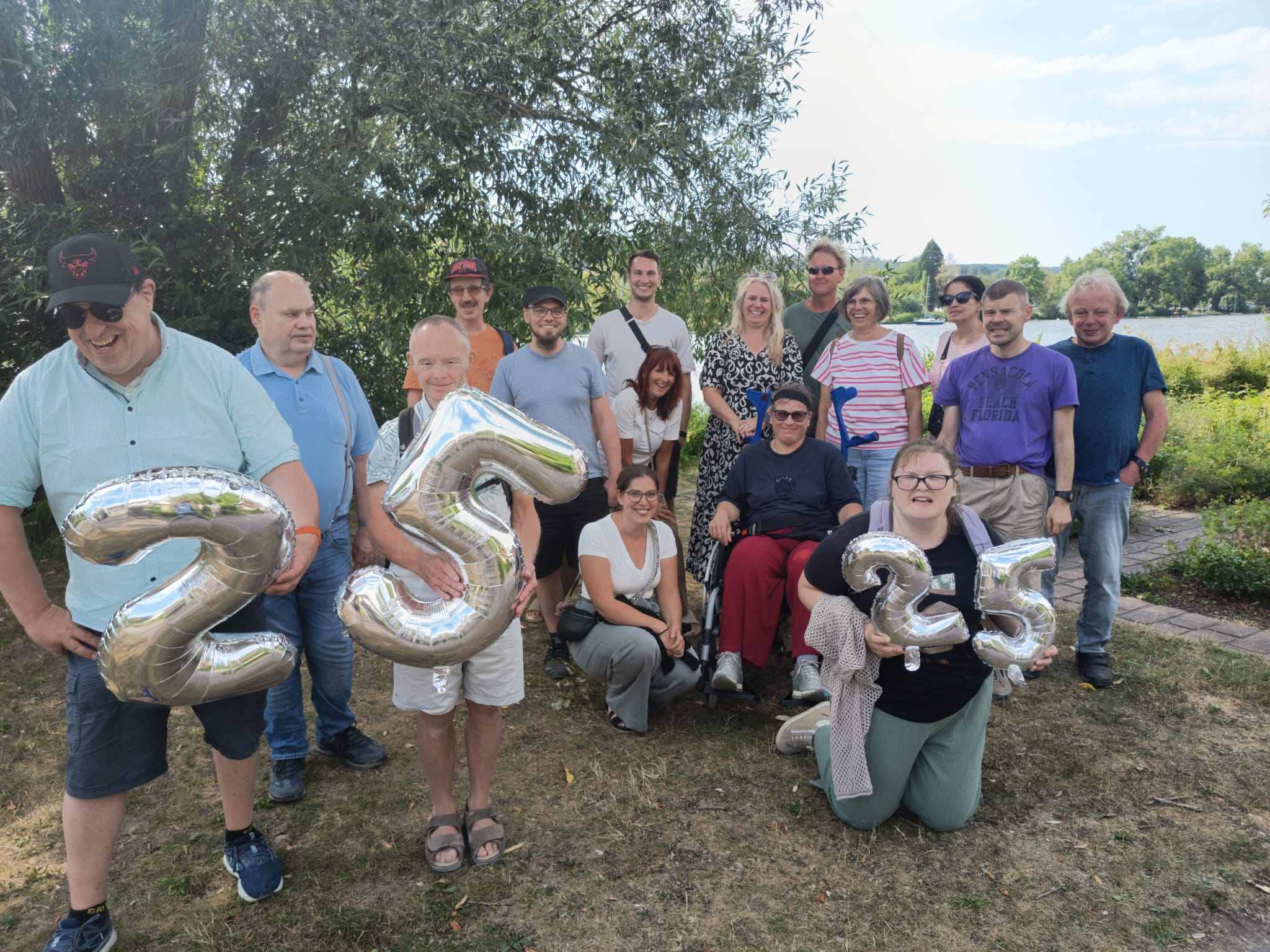 „Endlich Ferien – raus in die Natur!“ Unter diesem Motto startete die erste Ferienwoche der Offenen Hilfen der Lebenshilfe Main-Spessart. Für 16 Kinder aus dem Landkreis Main-Spessart begann damit eine besondere Woche voller Begegnungen, Bewegung, Abenteuer und ganz viel Spaß.