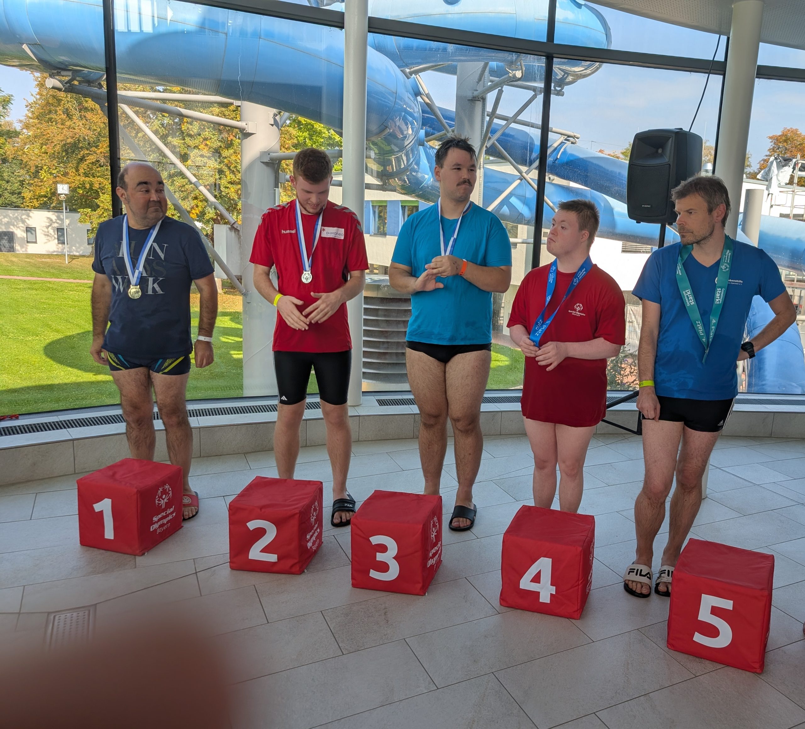 Beim Schwimmfest des BVS Niederbayern in Straubing holten sich Schwimmer der Mainfränkischen Werkstätten Medaillen und belegten vordere Plätze. Auf dem Foto Stefan Haas (Platz 1, ganz links auf dem Foto) und Sebastian Werner (Platz 4, ganz rechts auf dem Foto), es fehlt Kurt Haupeltshofer.